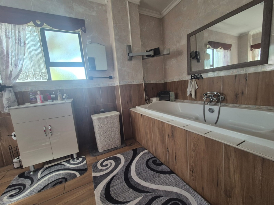 5 Bedroom Property for Sale in Oranjeville Free State